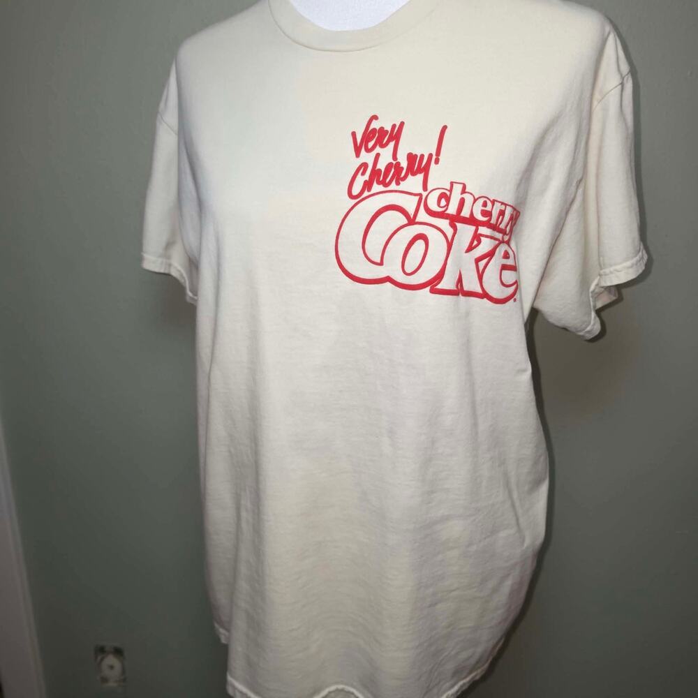 Vintage Style Very Cherry Coke Graphic T-Shirt Cream Ripple Junction Soda M